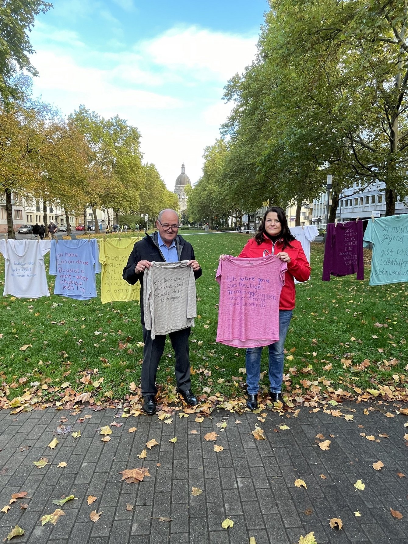 DGB-Bezirksvorsitzende Susanne Wingertszahn mit dem VdK-Landesvorsitzenden Willi Jäger bei der T-Shirt-Aktion zum Tag der nicht sichtbaren Beeinträchtigungen.