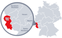 Diese Grafik zeigt eine Karte von Deutschland mit einer detaillierten Ansicht der Region Saar-Trier. Saar-Trier ist in Rot hervorgehoben und liegt im südwestlichen Teil Deutschlands. Ein Lupensymbol vergrößert diesen Bereich, um die Lage genauer darzustellen.