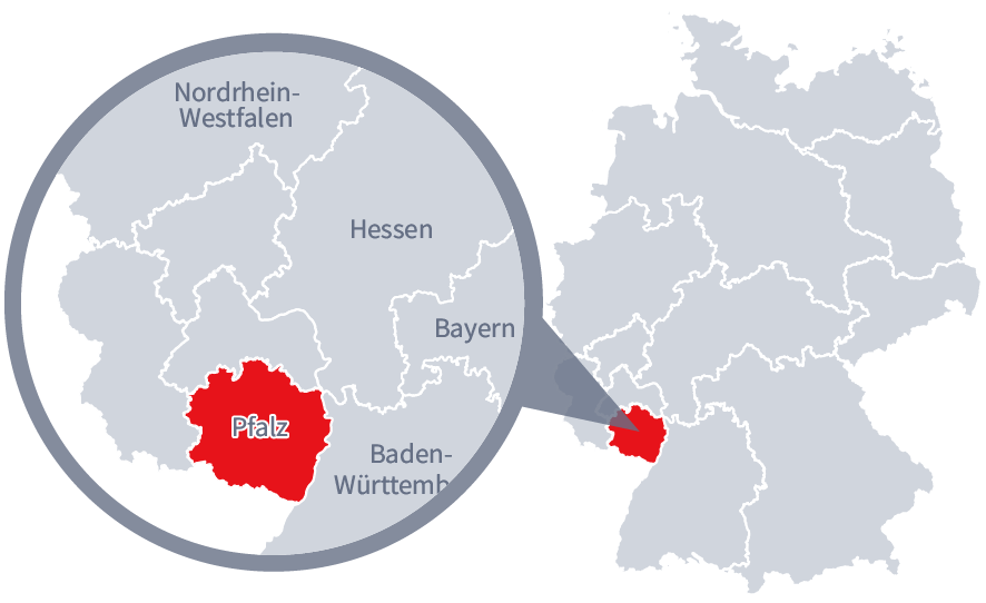 Diese Grafik zeigt eine Karte von Deutschland mit einer detaillierten Ansicht der Region Pfalz. Pfalz ist in Rot hervorgehoben und liegt im südwestlichen Teil Deutschlands. Ein Lupensymbol vergrößert diesen Bereich, um die Lage genauer darzustellen. 