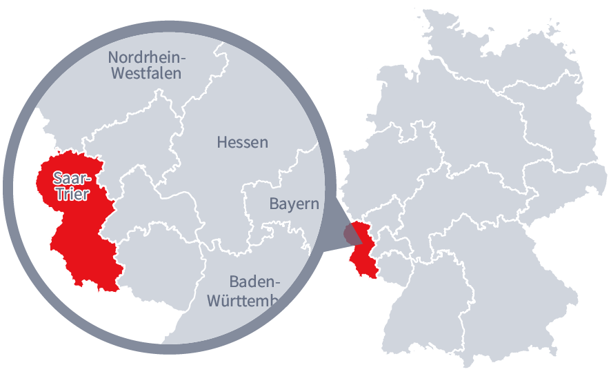 Diese Grafik zeigt eine Karte von Deutschland mit einer detaillierten Ansicht der Region Saar-Trier. Saar-Trier ist in Rot hervorgehoben und liegt im südwestlichen Teil Deutschlands. Ein Lupensymbol vergrößert diesen Bereich, um die Lage genauer darzustellen.